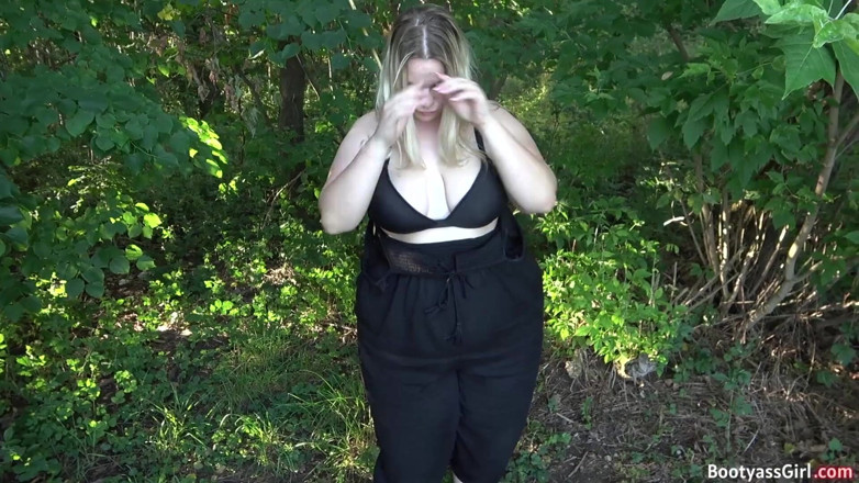 Bootyass Girl: Loira gordinha muito sexy fodendo na floresta