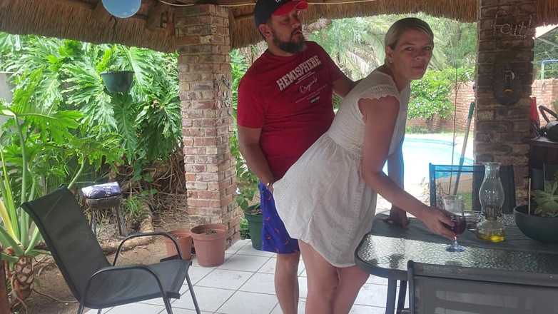 Sparowdox: パティオで隣人の妻とヤッてるなんて、彼は簡単に俺たちを見ることができた