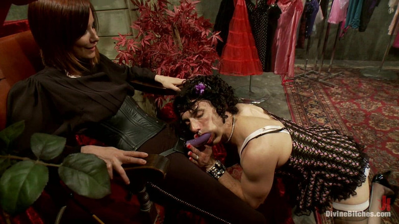 Divine Bitches by Kink: Penghinaan erotis