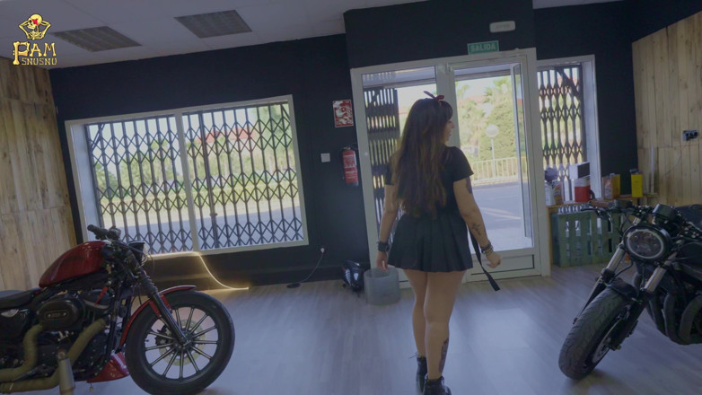 Pamsnusnu: Prodavačka v obchodě s motocykly šuká zákazníka