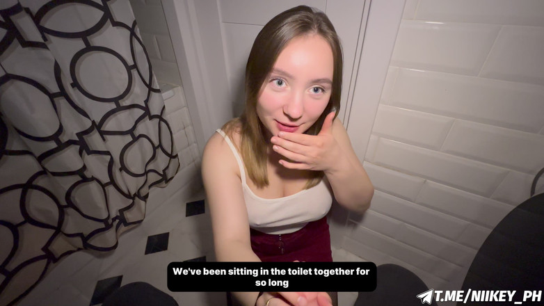 niiikey: शौचालय में में कामुक छात्रा की चुदाई! हम लगभग पकड़े गए...