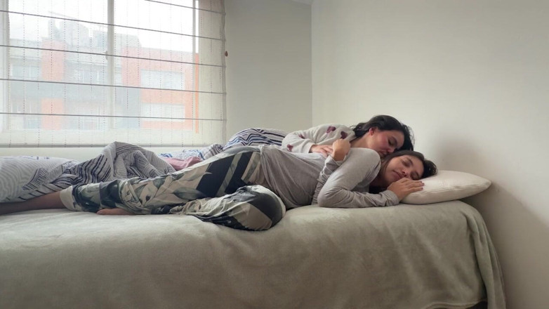 scarlettandc: Sex de dimineață între lesbiene