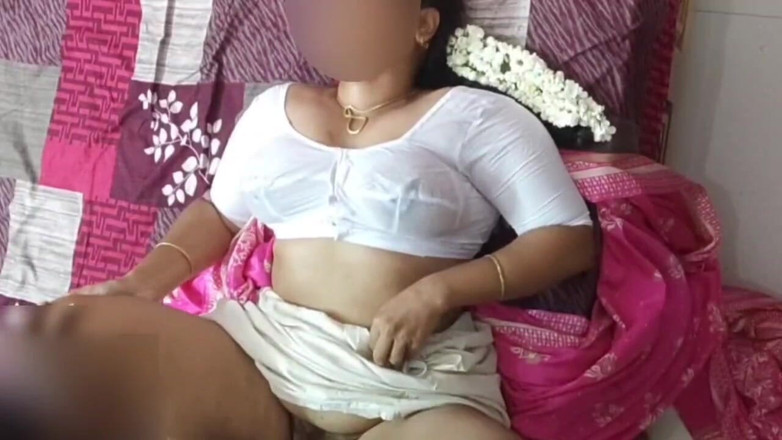 Black & white desicat: Oszukiwanie Desi Bhabhi w mokrej białej bluzce cycki odbijanie szybkie...