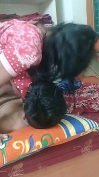 Cuplu indian căsătorit telugu angajat în sex romantic soție desi care are parte de spermă în ea