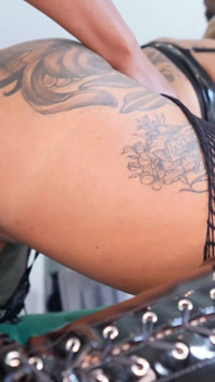 Zwei 11-zoll-bbcs Ruinieren Die Engen Löcher Der Tätowierten Blonden Stripperin