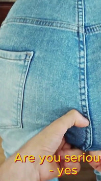 Hermanastra Pegada En Primer Plano Rascando Jeans
