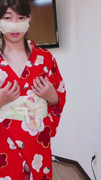 Apareceu vestindo uma Yukata japonesa ... embora dentro havia uma fantasia.