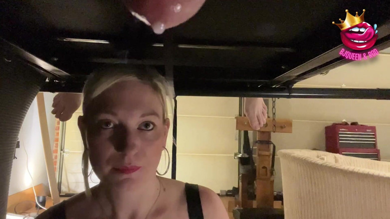 Mistress_BJQueen: Close-up arruinado várias vezes em um copo na mesa de...