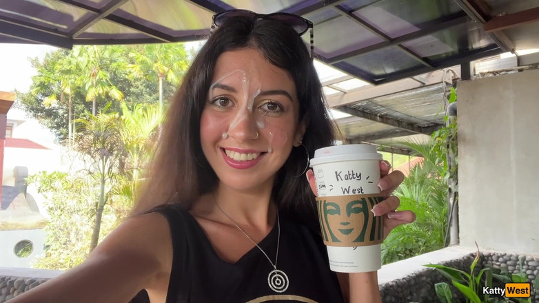 Katty West: Crazy Cumwalk em Starbucks - boquete no banheiro público, bebendo café...
