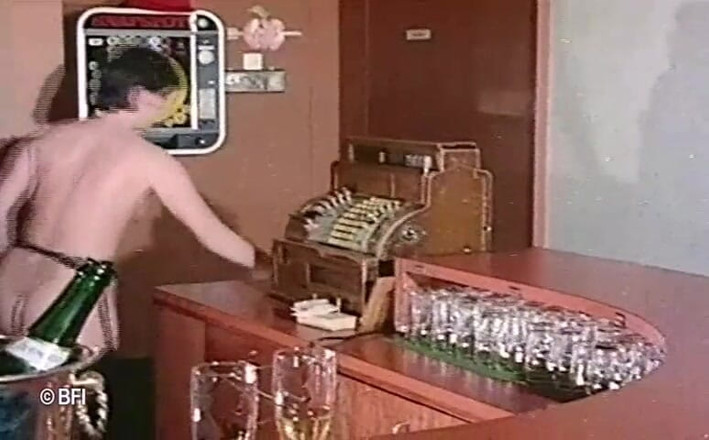 Vintage bedtime stories: Chica obtiene anal en el bar vintage video.