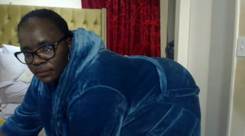 Legendary Booty Overdose: Nadržená SSBBW masturbuje a má snídani v posteli