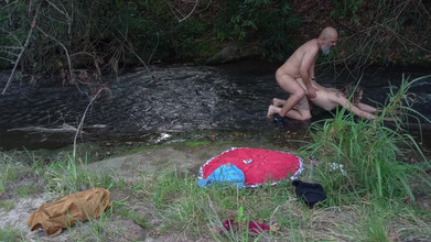 Victor SweetCoupleStories: Pertemuan dengan orang asing di air terjun berakhir dengan seks.