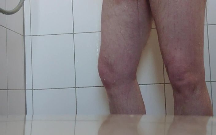 Carmen_Nylonjunge: Fare pipì nella doccia al mattino