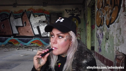 Fetish videos by Alex: 金发女郎在楼梯上抽电子烟
