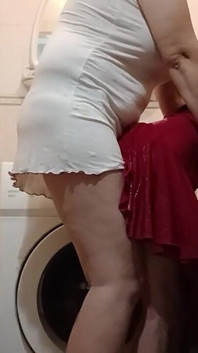 Mientras mi esposo está en el trabajo, me follo a mi vecina con un cinturón