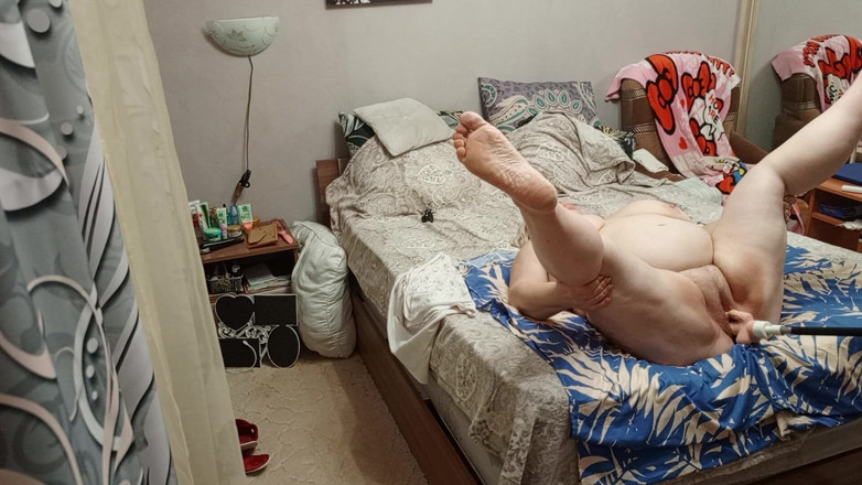 Zona901: Una macchina del sesso scopa la succosa figa di una...