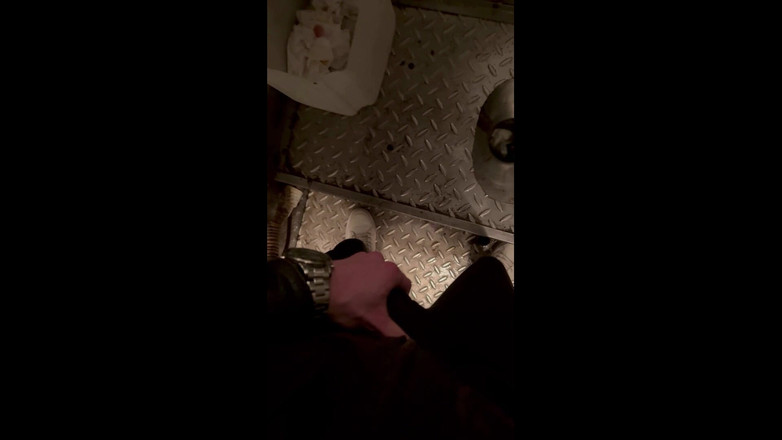 KinkySirius: Gopnik Kinkysirius trenin kirli tuvaletinde mastürbasyon yapıyor