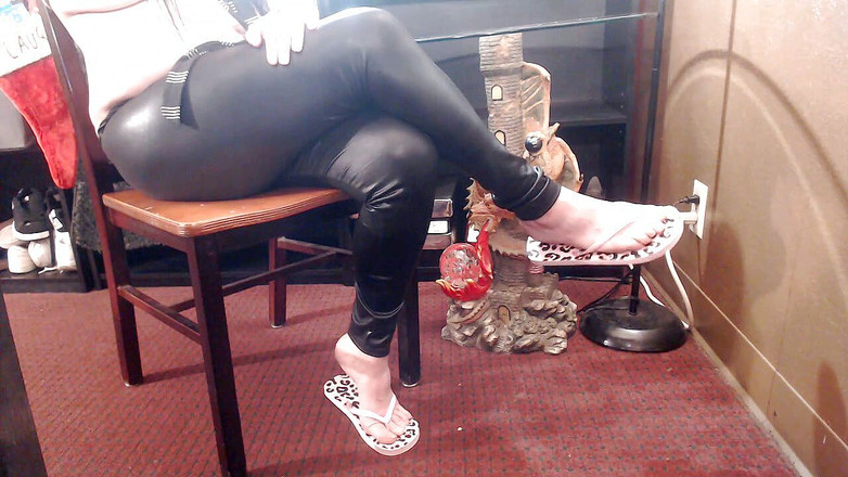 Abby Anna: Flip flop bota hrát v kožených kalhotách