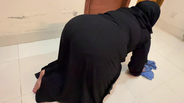 Aria Mia: Arab Hot Maid Stuck When She Clean Under Bed - Big...