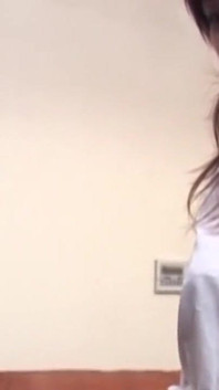 Olgun Asyalı orta yaşlı seksi kadın tutkulu elle muamele ve sakso çekiyor