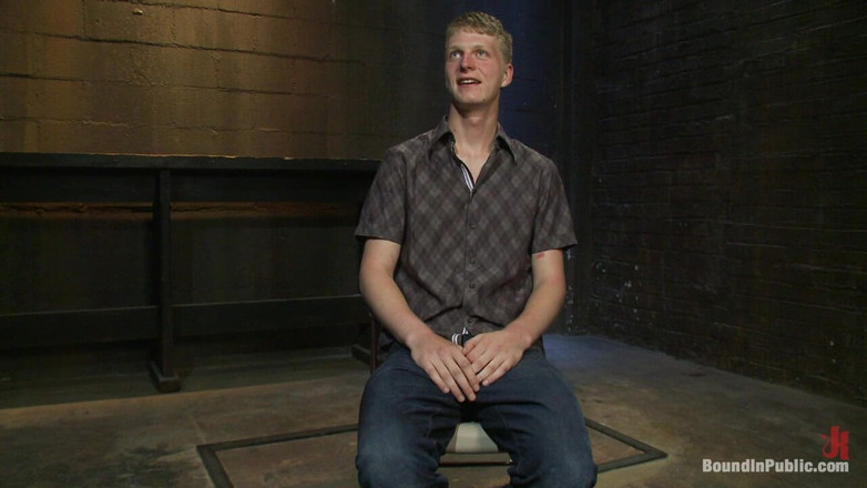 Bound in public: Špinavé křižníky sundí dva nevinné hřebce na veřejné toaletě