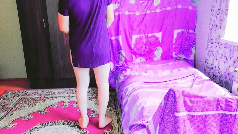 Kitty_Cross: चंचल बहिन फैंसी Porcelain कप से चाय पी रही है