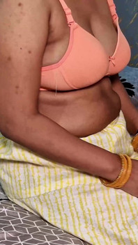 Jiju est venue après s’être baisée nue devant Saali, elle est devenue folle et s’est fait baiser