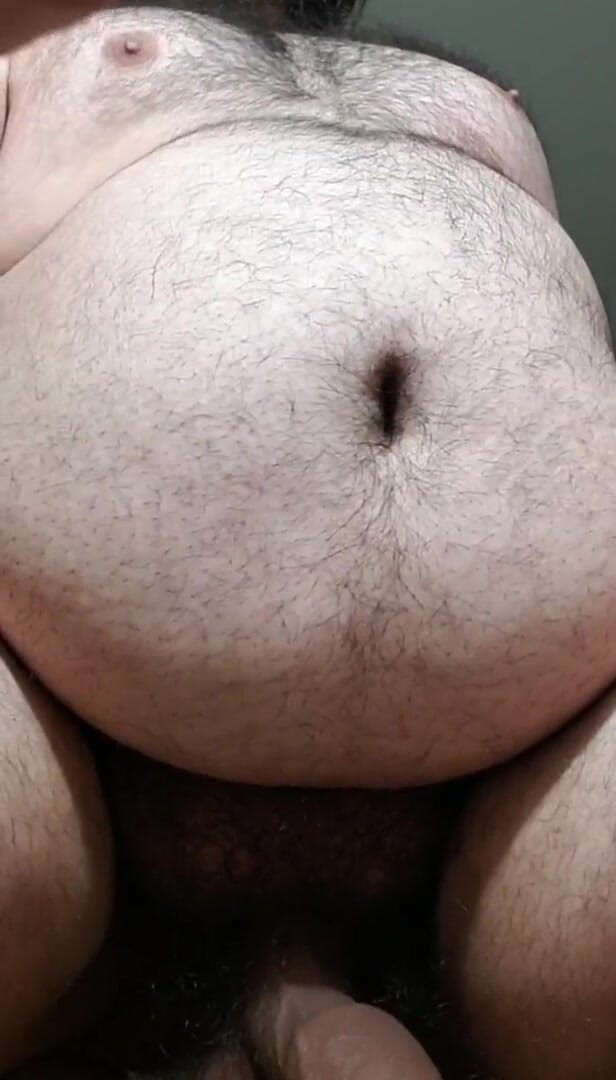 Chunky Belly Boy: Göbek ve memelerle oynuyor
