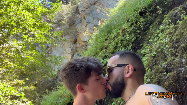 Let them watch: Tatted gay stepdaddy pieprzy Twink Publiczne wędrówki wodospad jebanie złapany...