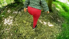 Bouncy Tits Action: Rozbití její červené kozy na lesním parkovišti