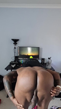 Apenas flexionando para você treinador na tanga que você pediu.