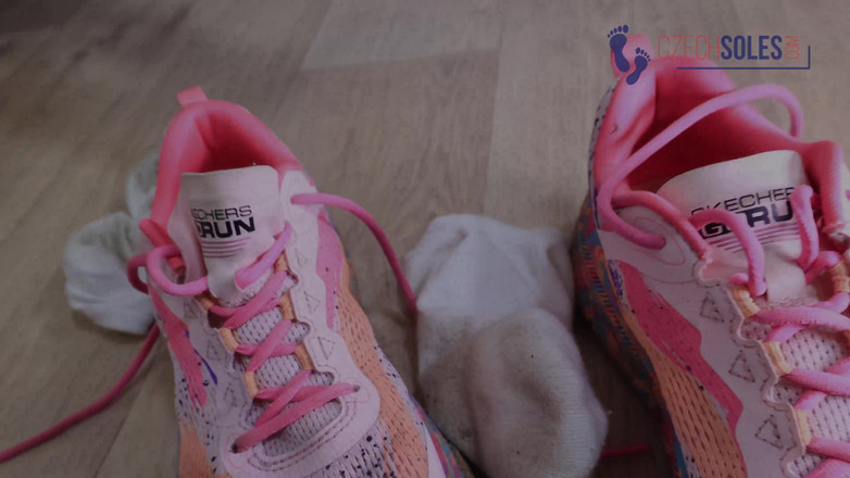 Czech Soles - foot fetish content: Ești sclavul lesei pentru adidașii unei mame sexy și șosete murdare