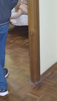 Maskovaná amatérská promiskuitní manželka má vášnivě velký penis hluboko do krku