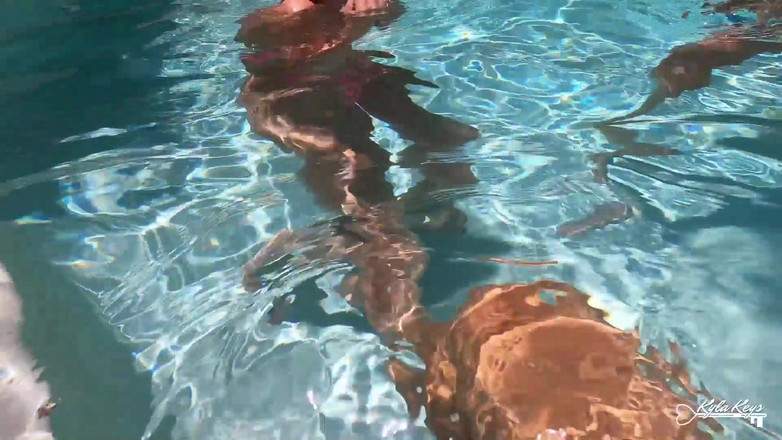 Kyla Keys: पानी के नीचे स्विमिंग पूल तीन लोगों की चुदाई