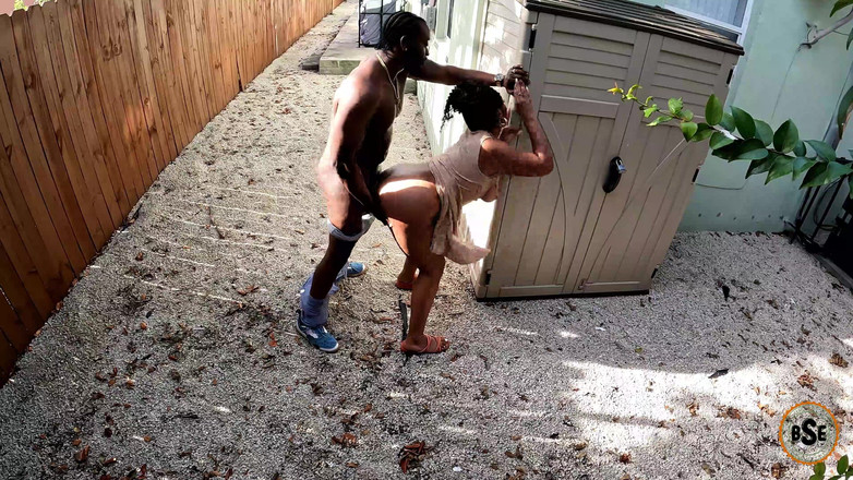 Blackstar xxx: 黒人カップルが外でセックスしているところをカメラに捕らえられた