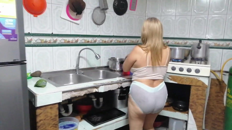 ROUS: Tôi đụ nhân viên của tôi trong nhà bếp, vợ tôi...