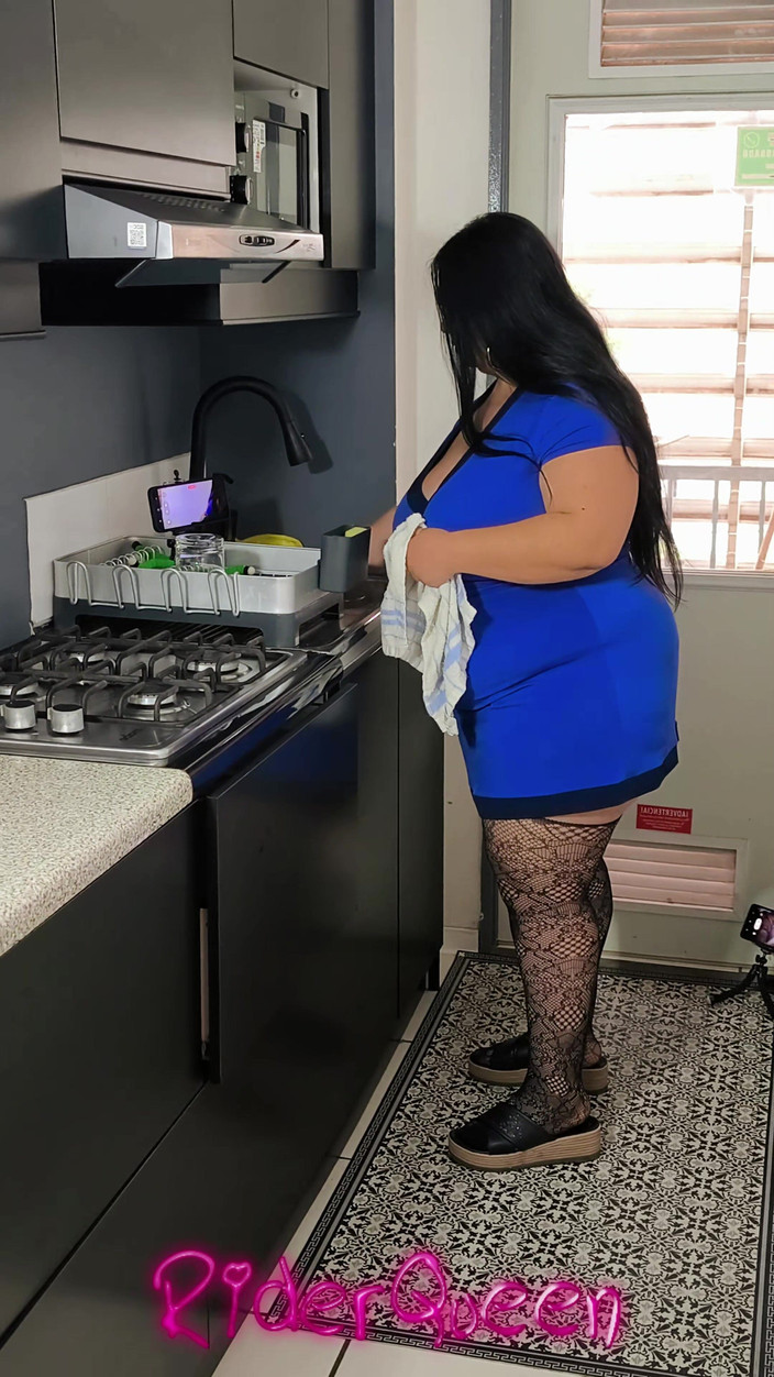 Riderqueen BBW Step Mom Latina Ebony: Seks di dapur - ibu tiri semok ini dientot habis-habisan