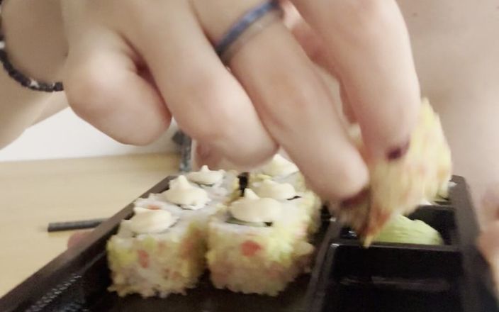 silicone_brunette: Äta sushi naken
