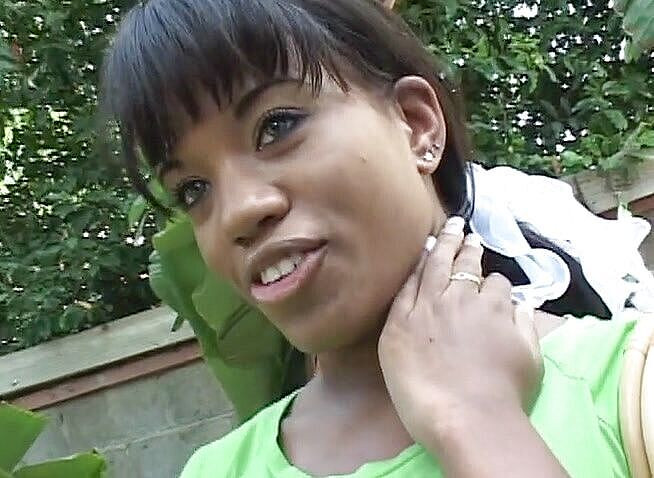 Dark Extreme: Seksi zenci kız büyük zenci yarağını yalıyor ve biniyor