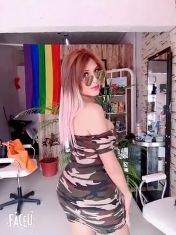 Barbietransxxxx: Tranny na náměstí předvádí své kozy před všemi