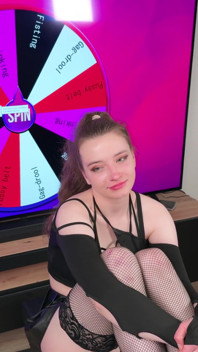 リッツィー・レインがセックスルーレットゲームでよだれを垂らすギャグ、膣フィスティング、膣ベルト、尿飲みで勝った