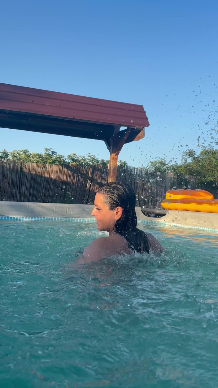 MilfyCalla: Taquine sexy dans une piscine dans un bikini minuscule