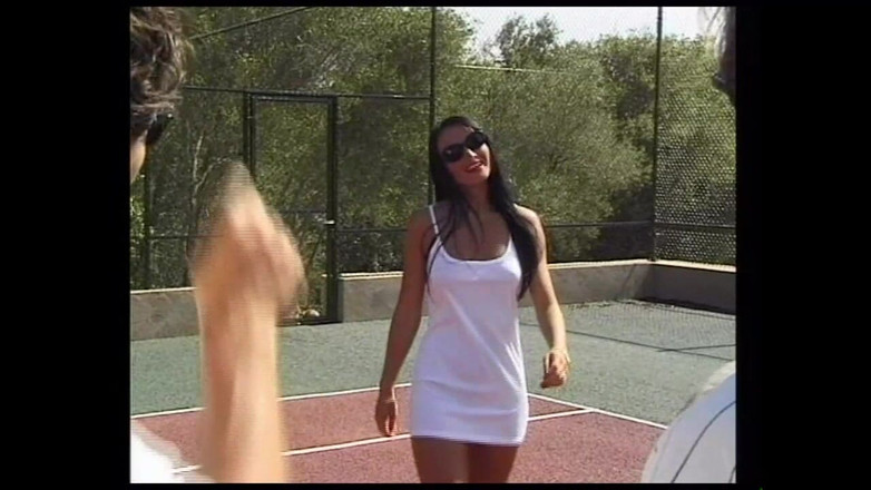 Muschi movie official: Brünette geile hure hat sex auf dem tennisplatz, während jemand...