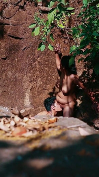 Cuplu excitat se fute în aer liber în pădurea indiană