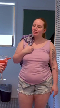 Freche lesbische rothaarige mit gepiercten nippeln genießen es, muschi zu lecken und zu fisten im Schlafzimmer