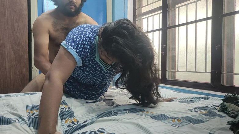Vaigavarun45: 夫による3Pと輪姦についての淫語をしながらのホットな痴女妻のセックス
