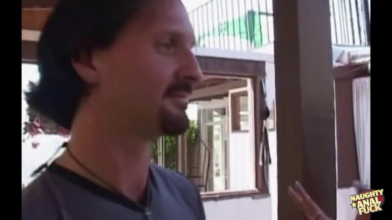 Naughty anal fuck: Si rambut coklat ini kelihatan comel tetapi secara rahsia memuja...