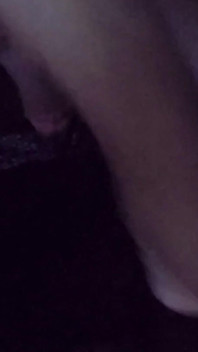 Un travesti excité seul prend un gode grosse bite noire
