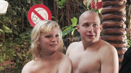 German amateur - 100% German hardcore videos: Söta tonårspar spelar spel i poolen