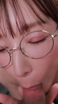 미소 짓고 음란한 요청도 수락하는 하우스키핑 서비스 레이디. 챕터 1